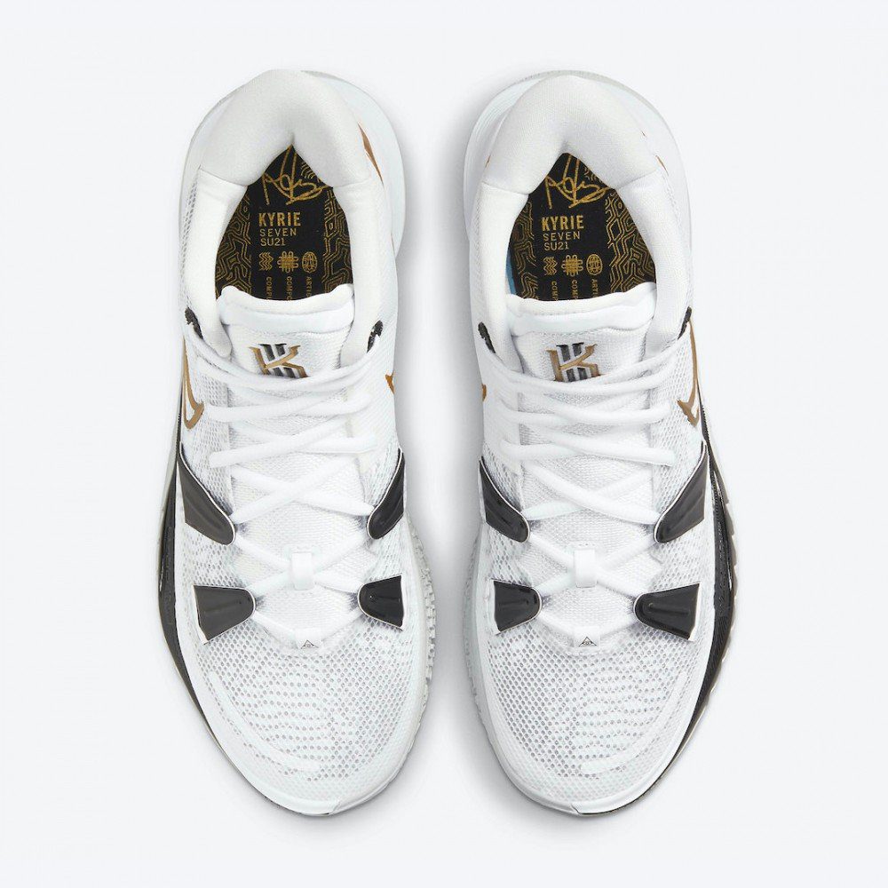 Kyrie 7 Championship yazısını büyük harflerle şöyle yazabilirsiniz: **KYRIE 7 CHAMPIONSHIP**